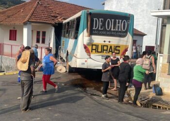 Ônibus rural perde os freios e atinge residência na região