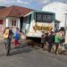 Ônibus rural perde os freios e atinge residência na região