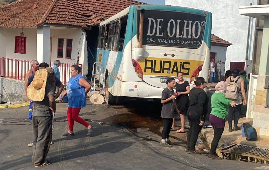 Ônibus rural perde os freios e atinge residência na região