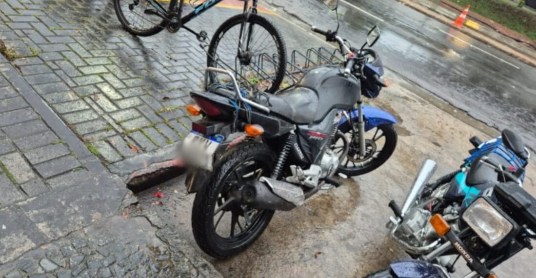 Polícia Civil apreende moto de homem que “deu grau” em frente a delegacia em Poços