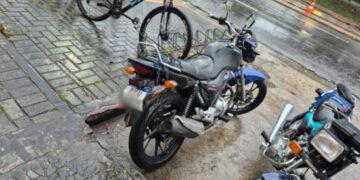Polícia Civil apreende moto de homem que “deu grau” em frente a delegacia em Poços