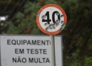 Após destruir sinalização, homem joga placa em policiais e é preso em flagrante