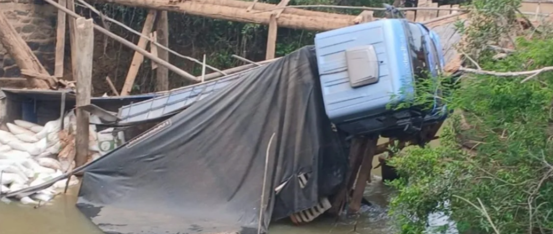 Caminhão com carga de farelo de amendoim tomba em ponte sem manutenção na zona rural