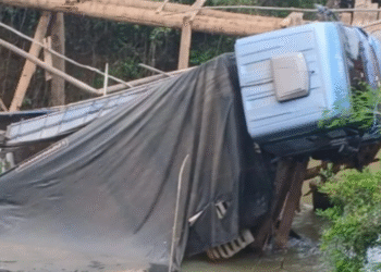 Caminhão com carga de farelo de amendoim tomba em ponte sem manutenção na zona rural