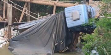 Caminhão com carga de farelo de amendoim tomba em ponte sem manutenção na zona rural
