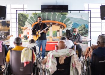 “Lembranças de um Tom” emociona idosos do Lar São Vicente de Paulo, em Machado