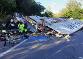 Caminhoneiro fica preso às ferragens após carreta tombar na Fernão Dias