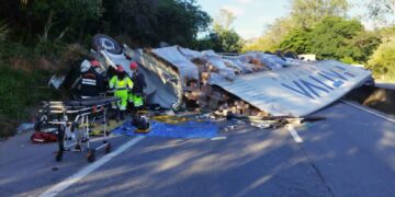 Caminhoneiro fica preso às ferragens após carreta tombar na Fernão Dias