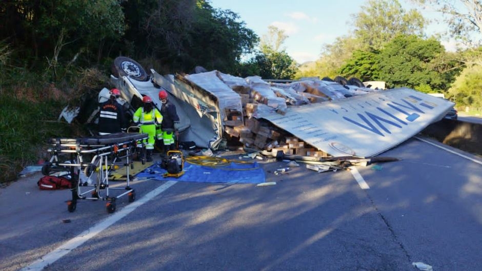 Caminhoneiro fica preso às ferragens após carreta tombar na Fernão Dias