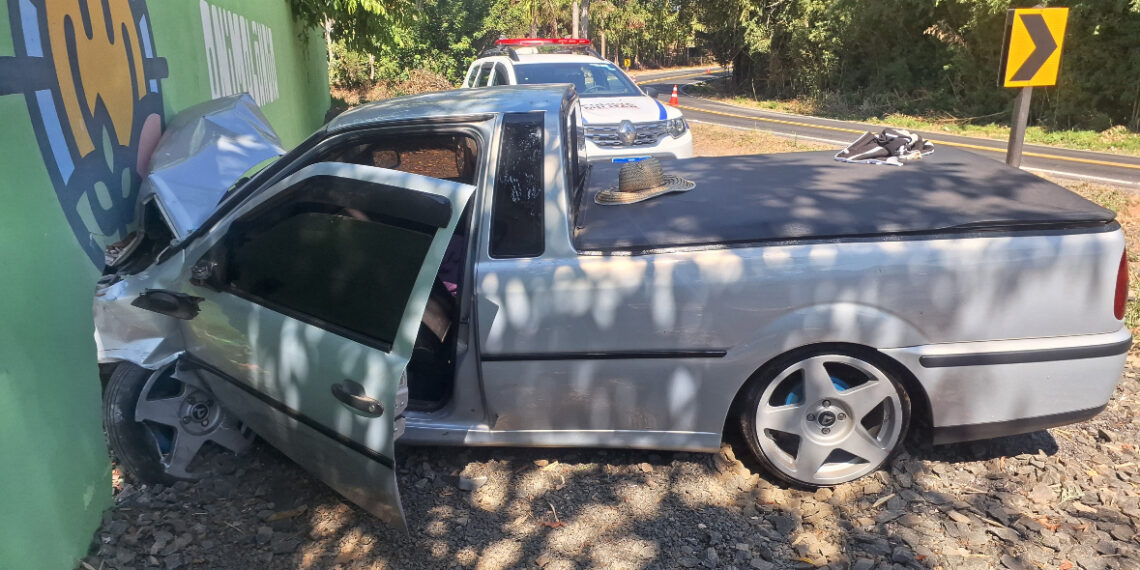 Condutor embriagado é preso após colisão entre dois veículos em Andradas