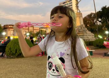 Karaokê beneficente será realizado neste sábado (18) em Poços para ajudar garotinha com doença raríssima