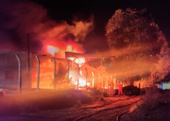 Incêndio de grandes proporções em galpão mobiliza Corpo de Bombeiros na região