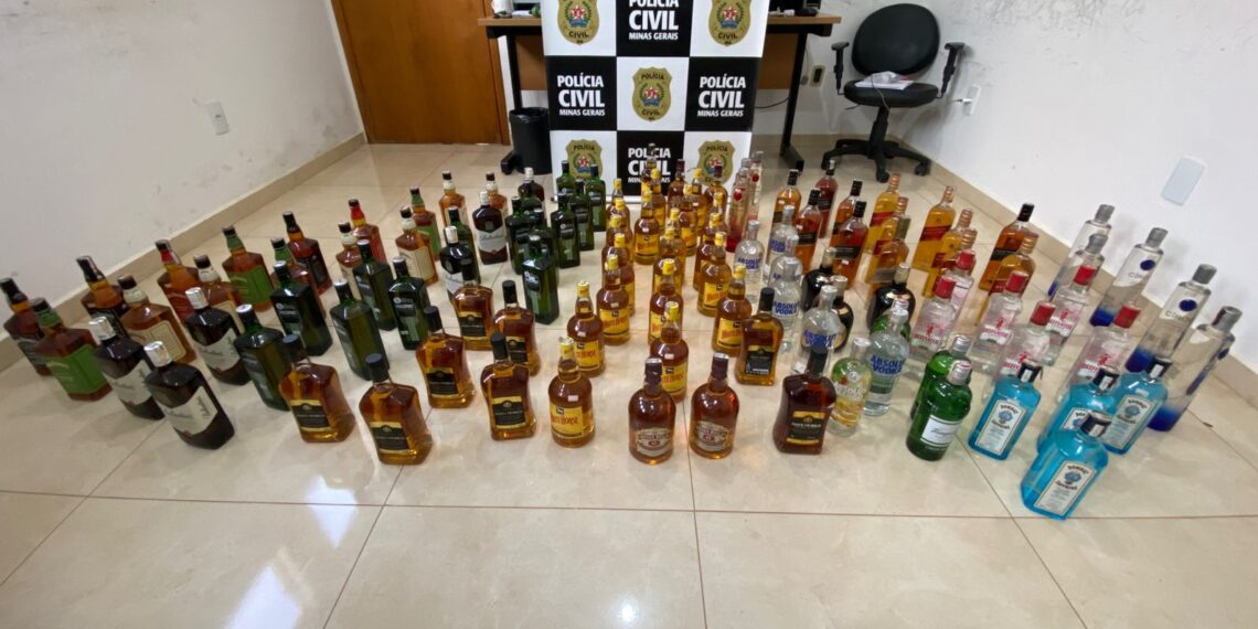 Polícia Civil apreende mais de 100 garrafas de bebidas falsificadas no Sul de Minas
