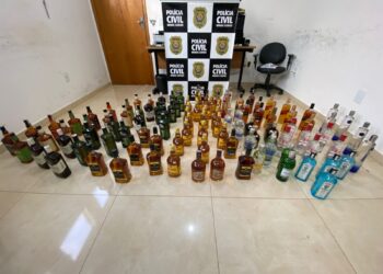 Polícia Civil apreende mais de 100 garrafas de bebidas falsificadas no Sul de Minas