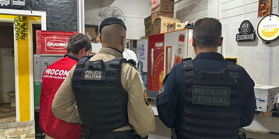 Bares e estabelecimentos de Poços são fiscalizados em operação conjunta contra a venda irregular de bebidas alcoólicas