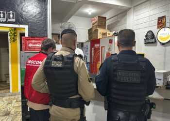 Bares e estabelecimentos de Poços são fiscalizados em operação conjunta contra a venda irregular de bebidas alcoólicas