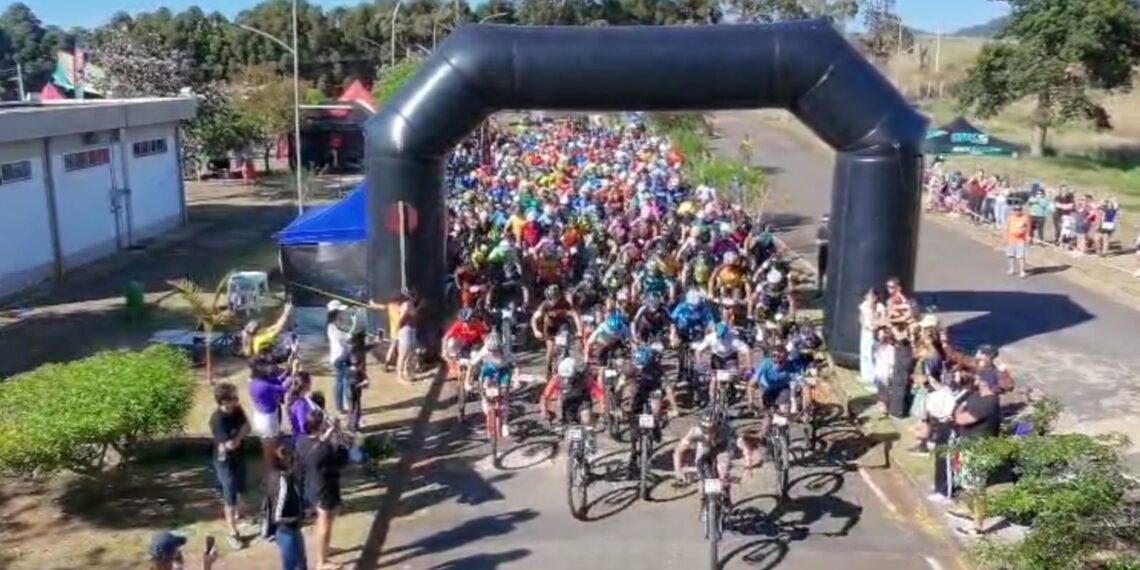 Maratona Rota do Vulcão reúne mais de 300 atletas ciclistas em Poços