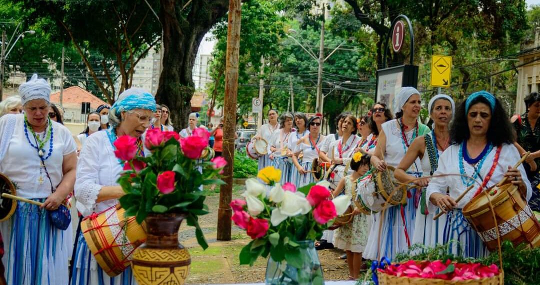 Cortejo com Caixeiras marca abertura da Segunda Mostra de  Arte Híbrida da Cia da Hebe