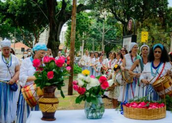 Cortejo com Caixeiras marca abertura da Segunda Mostra de  Arte Híbrida da Cia da Hebe