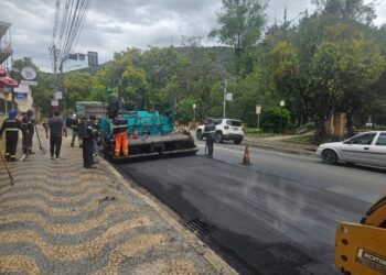 Atenção motoristas! Rua Junqueiras, no centro de Poços, recebe obras de pavimentação neste sábado (18)