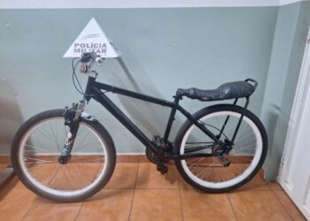 Homem é preso após ameaçar ex-companheira e furtar bicicleta do filho dela em Poços