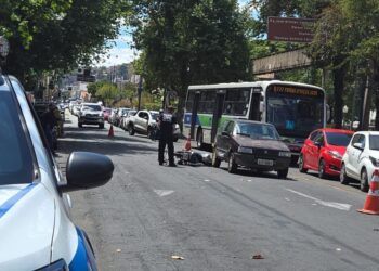 Motociclista fica ferido em acidente no centro de Poços