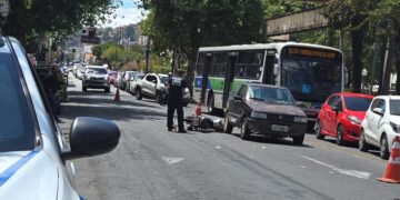 Motociclista fica ferido em acidente no centro de Poços