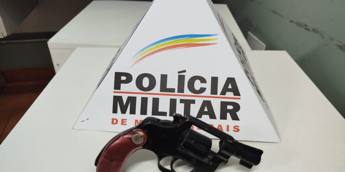 Mulher é presa com revólver escondido em botas após briga em Poços