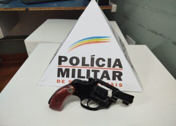 Mulher é presa com revólver escondido em botas após briga em Poços