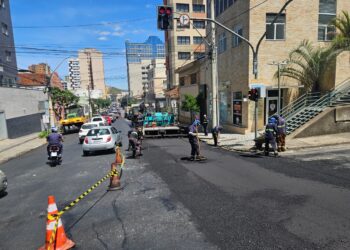 Rua importante do centro de Poços tem trânsito muito lento na manhã deste sábado (25)
