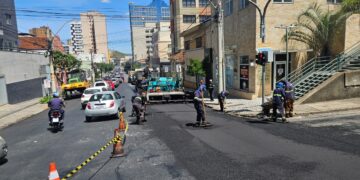 Rua importante do centro de Poços tem trânsito muito lento na manhã deste sábado (25)
