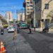 Rua importante do centro de Poços tem trânsito muito lento na manhã deste sábado (25)