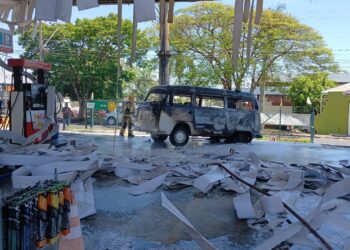 VÍDEO: Kombi pega fogo dentro de posto de combustíveis