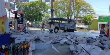 VÍDEO: Kombi pega fogo dentro de posto de combustíveis
