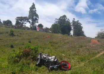 Homem morre após perder controle de motocicleta emprestada, atingir cerca de arame farpado e ser arremessado a cerca de 50m
