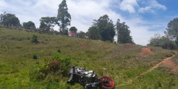 Homem morre após perder controle de motocicleta emprestada, atingir cerca de arame farpado e ser arremessado a cerca de 50m