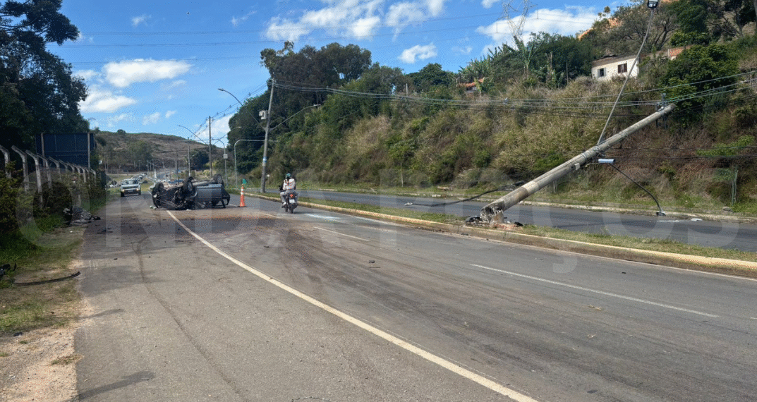 Carro capota após bater em poste perto da represa Saturnino de Brito em Poços de Caldas