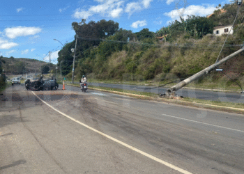 Carro capota após bater em poste perto da represa Saturnino de Brito em Poços de Caldas