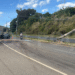 Carro capota após bater em poste perto da represa Saturnino de Brito em Poços de Caldas