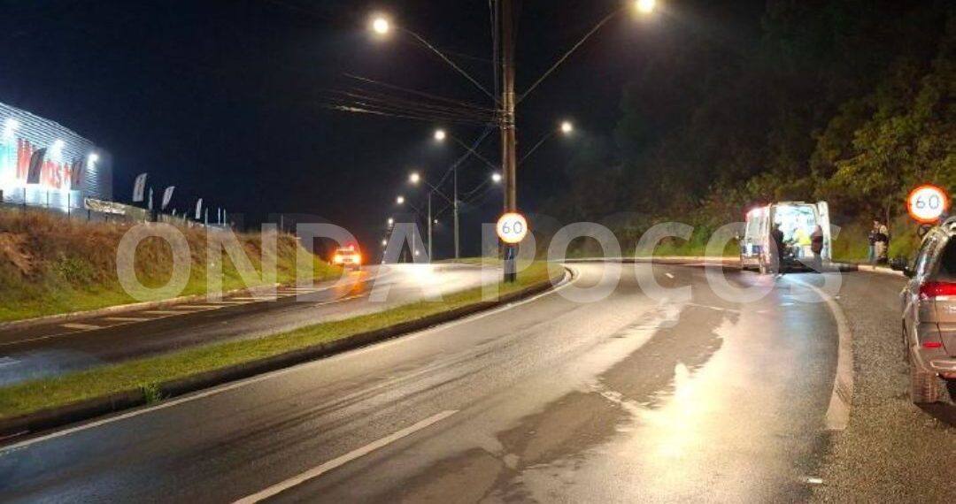 Jovem fica ferido após capotamento em avenida de Poços de Caldas