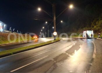 Jovem fica ferido após capotamento em avenida de Poços de Caldas