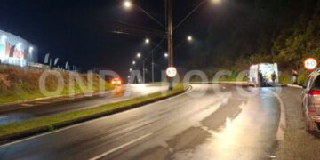 Jovem fica ferido após capotamento em avenida de Poços de Caldas