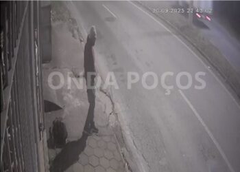 VÍDEO: homem danifica estátuas durante tentativa de furto em Poços de Caldas