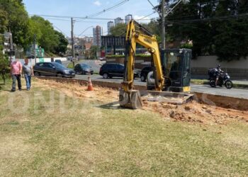 Prefeitura de Poços inicia ampliação de via próxima ao Colégio Cepoc
