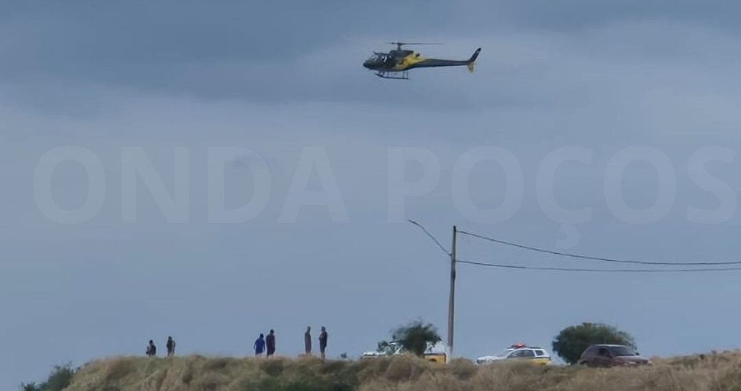 Motociclista flagra assalto, segue suspeitos e auxilia PM a localizar carro em Poços