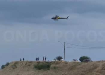 Motociclista flagra assalto, segue suspeitos e auxilia PM a localizar carro em Poços