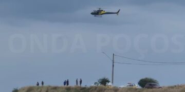 Motociclista flagra assalto, segue suspeitos e auxilia PM a localizar carro em Poços