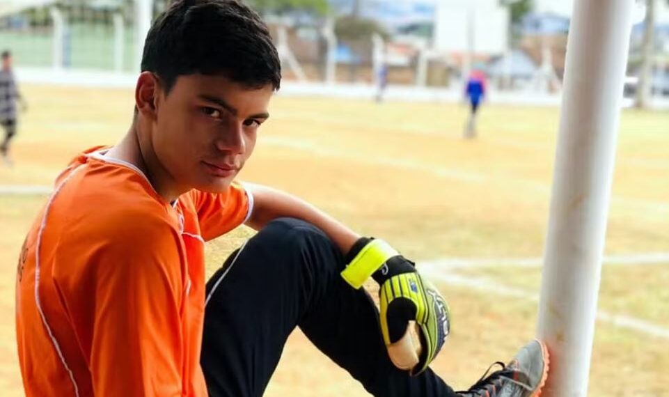 Adolescente que morreu enquanto jogava futebol é sepultado no Sul de Minas