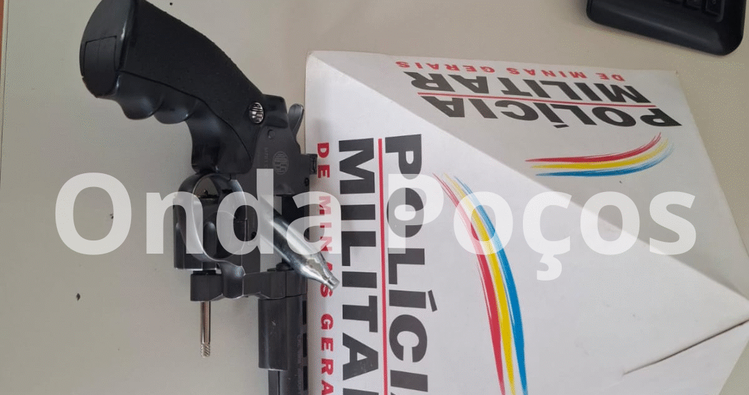 Homem é detido após mostrar arma de airsoft em frente a supermercado de Poços