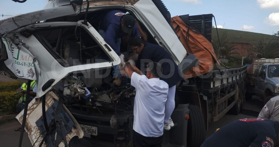 Grave acidente deixa caminhoneiro ferido na MGC-267